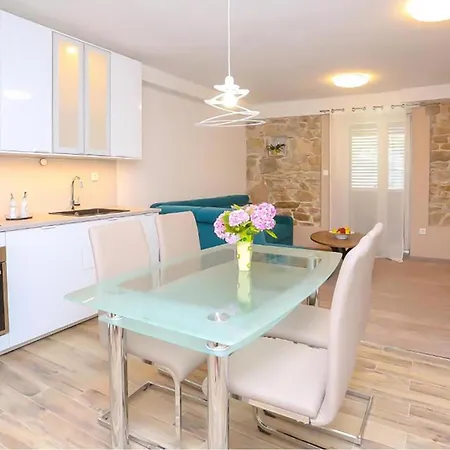 Apartment Amazing In Stobrec With Wifi