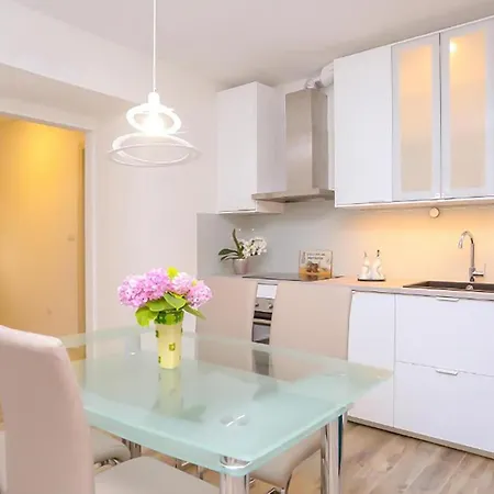 Apartman Lovely In Stobrec With Wifi *