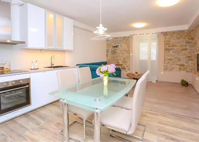 Apartment Amazing In Stobrec With Wifi