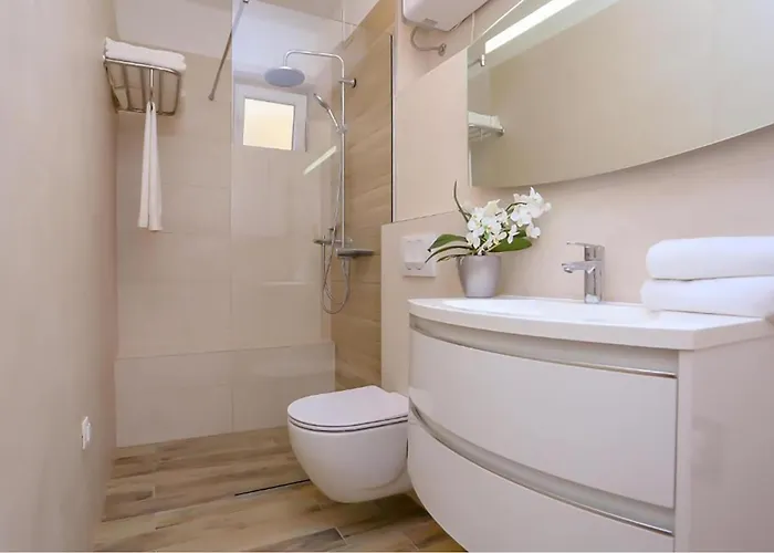 Amazing In Stobrec With Wifi Apartment *