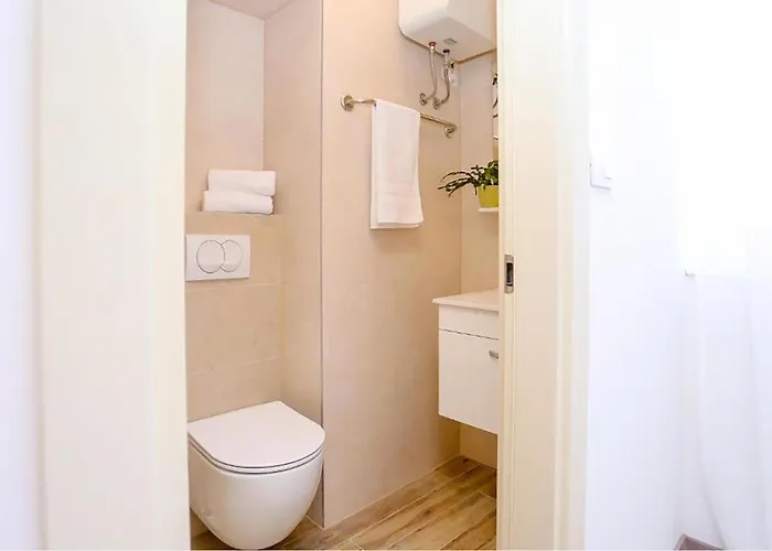 Amazing In Stobrec With Wifi Apartment